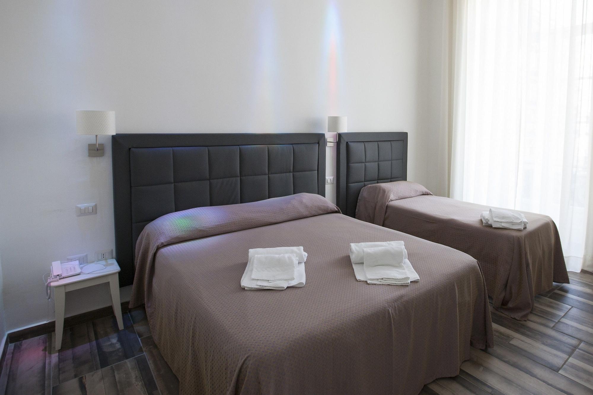Bed and Breakfast Napoli Garibaldi Square Екстер'єр фото