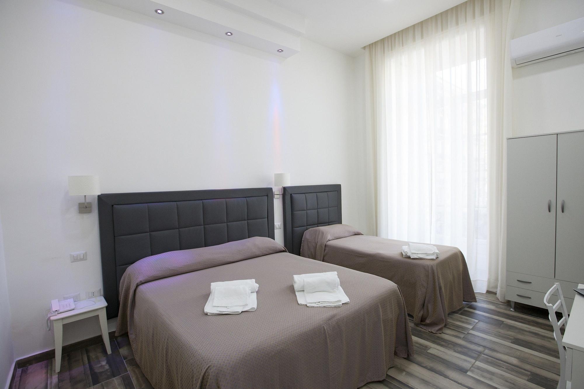 Bed and Breakfast Napoli Garibaldi Square Екстер'єр фото