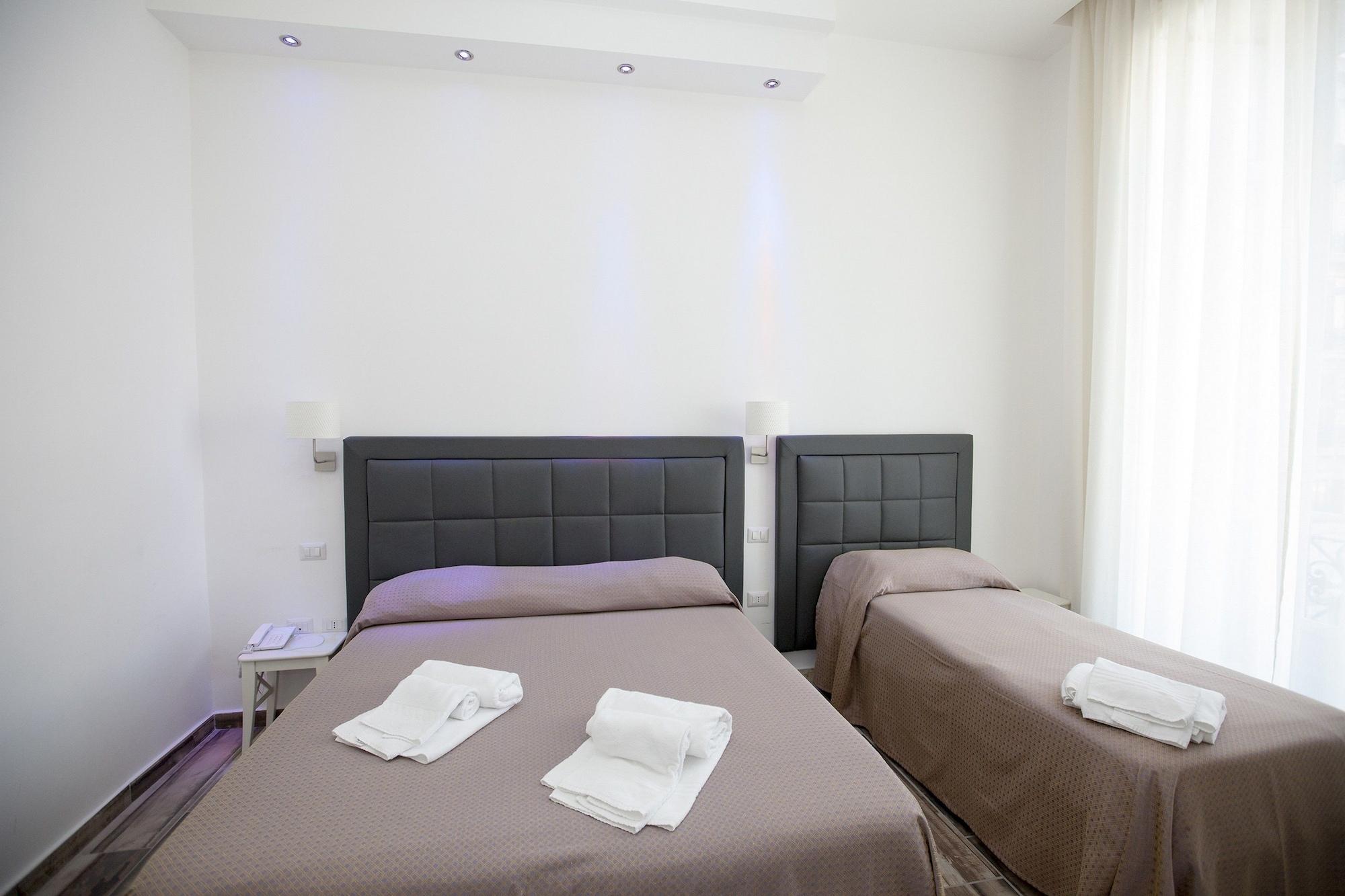 Bed and Breakfast Napoli Garibaldi Square Екстер'єр фото