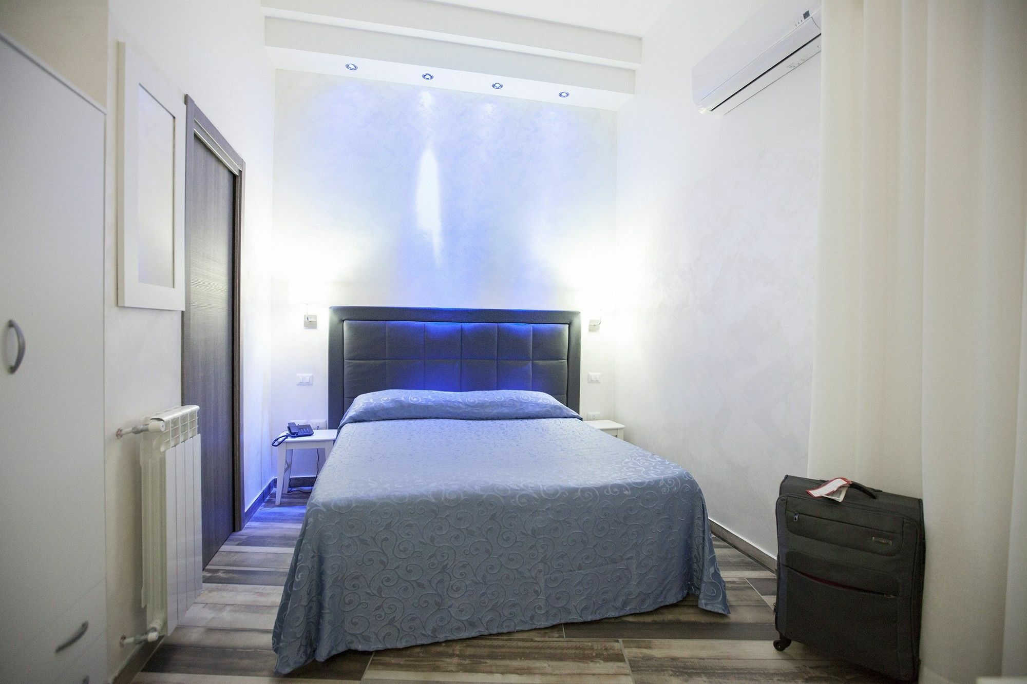 Bed and Breakfast Napoli Garibaldi Square Екстер'єр фото